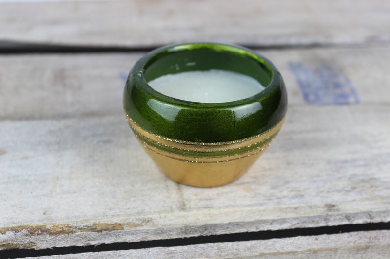 Zöld és arany kis gyertyatartó csíkokkal