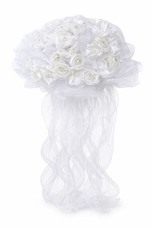Bílá kytice ze saténových stužek