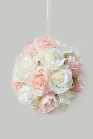 Růžově krémová umělá závěsná koule 20cm