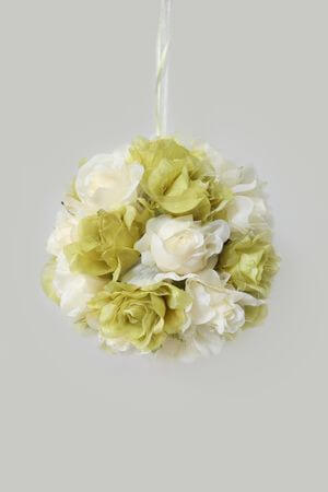 Zeleně krémová umělá závěsná koule 20cm
