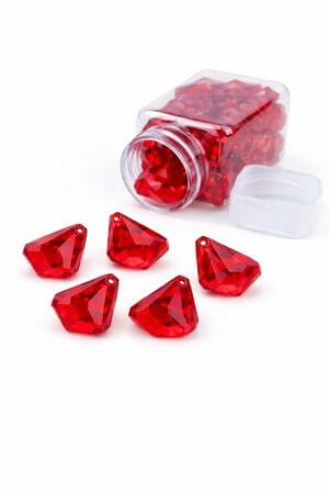 Červené dekorační kamínky ve tvaru krystalů 20ks