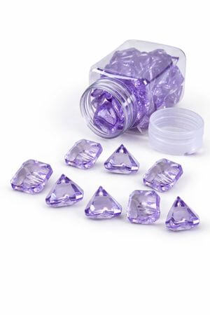 Fialové dekorační kamínky ve tvaru diamantů 82ks