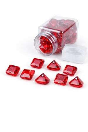 Piros gyémánt alakú dekorkövek 82db