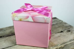 Rózsaszín ajándék doboz, szirmokkal 12cm