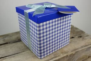 Kék kockás ajándékdoboz 17cm
