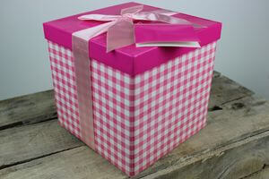 Rózsaszín kockás ajándékdoboz 15cm 