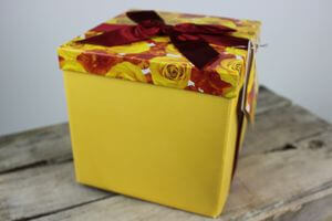 Sárga ajándékdoboz virágokkal díszítve 12cm