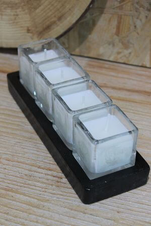 Négyzet alakú fehér gyertyák fa tálcán 20cm