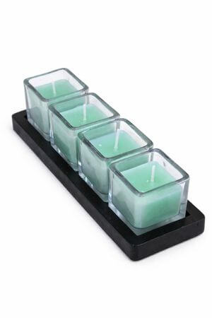 Zelené sviečky v skle na drevenej tácke 20cm