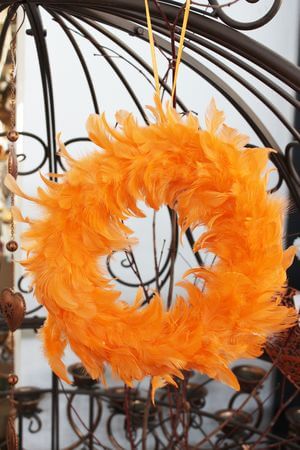 Oranžový závesný veniec z pierok 25cm