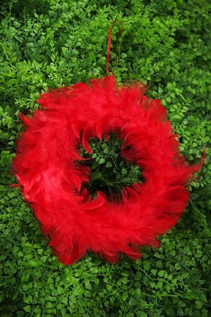 Červený závěsný věnec z pírek 25cm