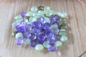 Zelené a fialové dekoračné kamienky 1,5cm 350g