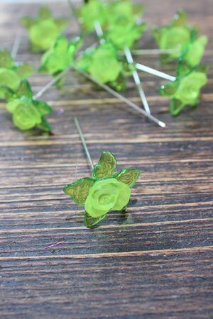 Špendlík so zelenou květinkou 12ks 7cm