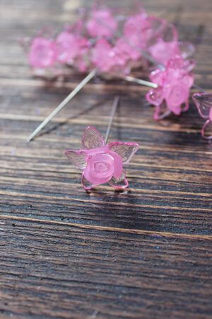 Špendlík s růžovou květinkou 12ks 7cm