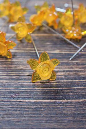 Špendlík s oranžovou květinkou 12ks 7cm