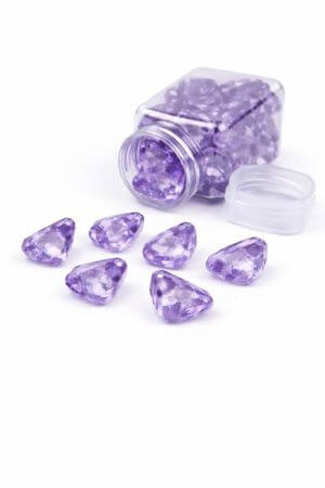 Fialové dekorační kamínky ve tvaru krystalů 20ks