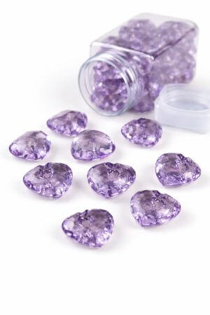Fialové dekorační kamínky ve tvaru srdíčka 40ks