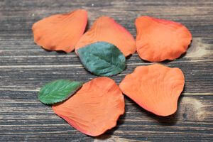 Oranžové lupene ruže 5ks a 2 zelené listy