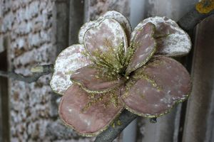 Růžový zlatozdobený sametový květ na kolíčku 11cm