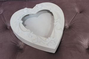 Biele drevené srdce s ornamentom 31cm