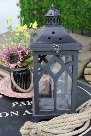 Tmavosivý drevený lampáš s kovovou strieškou 37cm