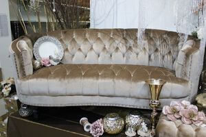 Krémszínű Chesterfield kanapé