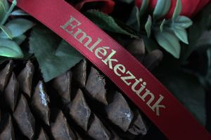 Bordová saténová stuha 2cm s nápisom Emlékezunk