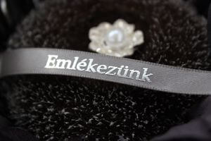 Sivá saténová stuha 1cm s nápiom Emlékezunk
