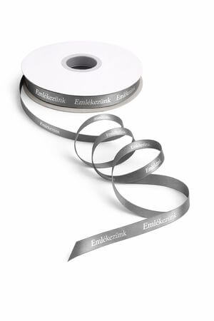 Szürke szatén szalag "Emlékezünk" felirattal 1cm 