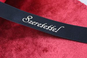 Čierna saténová stuha s nápisom Szeretettel 2cm