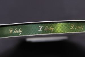 Zelená stuha so zlatým nápisom Z lásky 1cm