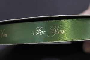 Zöld szatén szalag  arany színű angol felirattal  