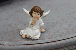 Biela sediaca soška anjela s hnedými vlasmi 5cm