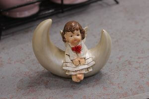 Krémová soška anjela sediaceho na mesiačiku 7cm