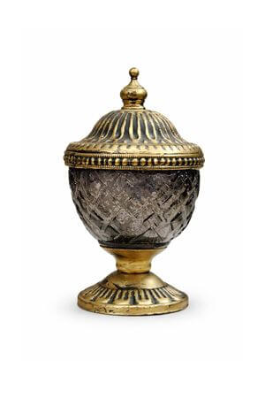 Lila rusztikus gyertya egy üvegben, kupolával 