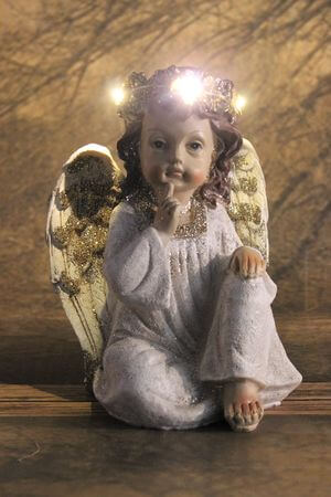 Krém-arany gondolkodó LED angyal 18cm