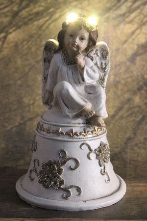 Krém-arany angyal LED csengőn 20cm