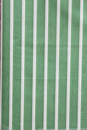Zeleně bílý pruhovaný balicí papír