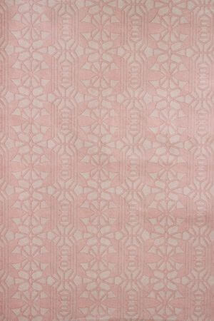 Růžový balicí papír s geometrickým vzorem