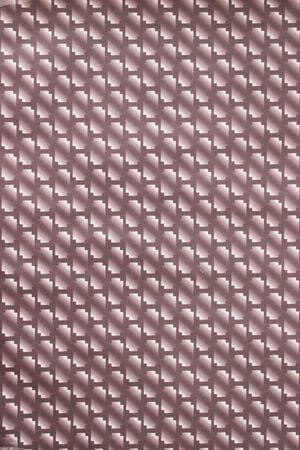 Hnedý baliaci papier s geometrickým vzorom