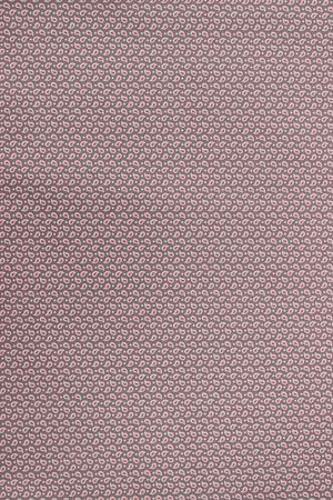 Modrý baliaci papier s bielo červenou slzičkou