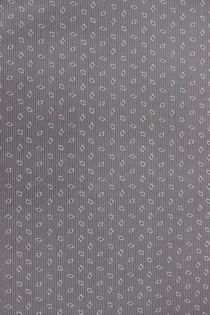 Modrý balicí papír s bílým geometrickým vzorem