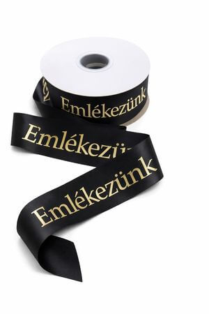 Čierna stuha s maďarským textom "Emlékezunk" 5cm