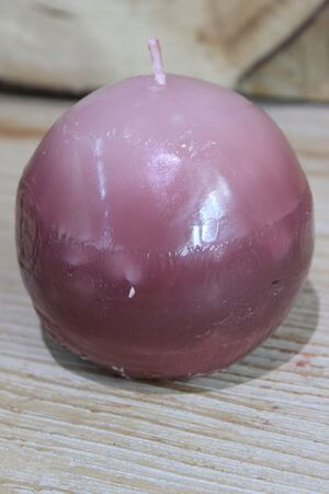 Tmavě růžová voňavá svíčka ve tvaru koule 9cm