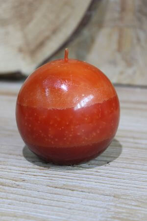 Oranžová voňavá svíčka ve tvaru koule 7cm