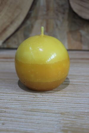 Žlutá voňavá svíčka Citrus ve tvaru koule 7cm