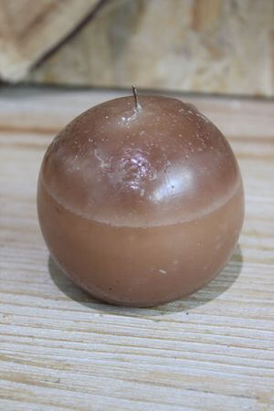 Hnedo krémová voňavá sviečka v tvare gule 7cm