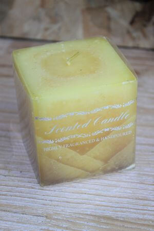 Sárga Citrus illatgyertya 7cm