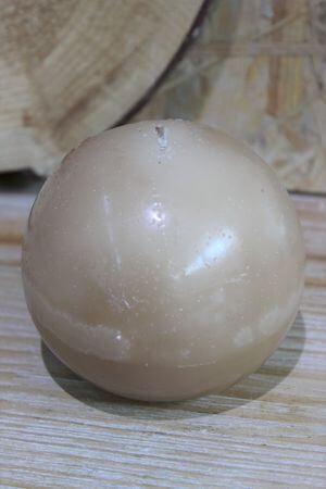 Barna-krém gömb alakú illatgyertya 9cm