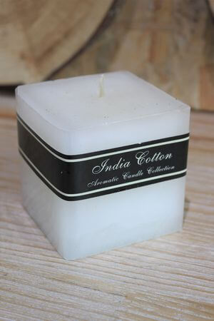 Fehér kocka alakú illatgyertya 7cm